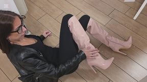 Oggi Miss Annika si è prestata per un video personalizzato Boot e slogatura. Difficile interpretazione in quanto tacco alto e un solo stivale. Lei molto sexy ed elegante, non ché simpatica e deliziosa. Insomma la nostra Miss ci sa fare. Ci delizia.