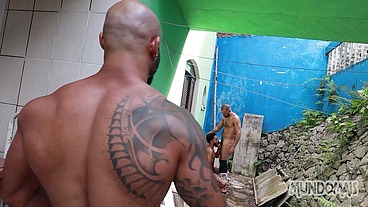 Fodendo atrás da casa com os pedreiros