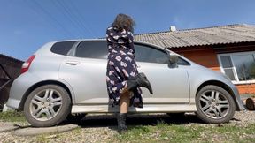 bouncing a car in summer dress avi