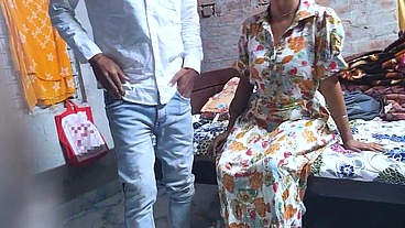 Behen ki dost ghar ayi thi aur desi banda ne pelna shuru kar diya