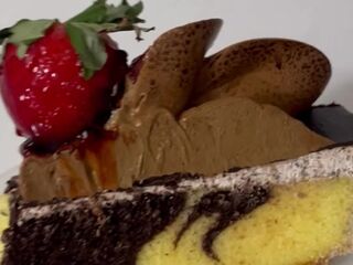 quieren ver mis pies aplastando este bizcocho ????❤️‍???? wanna watch my feet crushing this cake ????❤️‍????