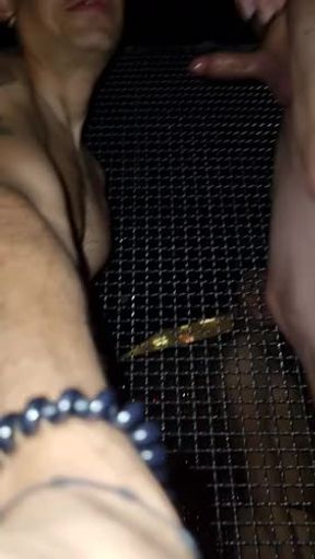 Dando el culo en el cuarto oscuro.