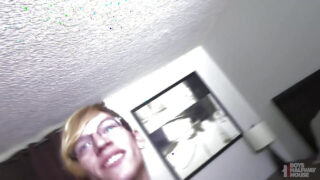 Un pompino POV bollente porta a un'intensa scopata anale senza preservativo con un'enorme eiaculazione