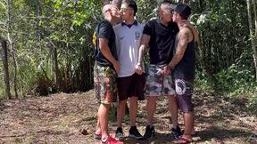 suruba no mato com os amigos da faculdade