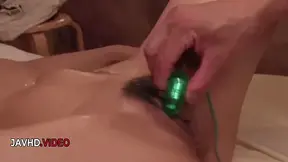 Japanese beauty becomes a dick-worshipping goddess during sensual massage
