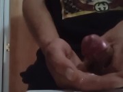 Argentino caliente se masturba y se llena de leche la mano