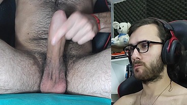 Miren esa cara de placer! Gay Argentino masturbandose y eyaculando gran carga.