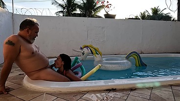 Fudendo o rabo da ninfeta dentro da piscina - Kel Aguiar