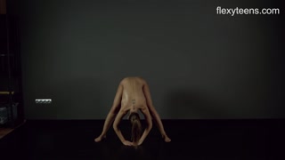 FlexyTeens - Zina shows flexible nude body