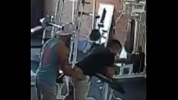 Hetero no se aguanta y se lo mete a gay en el gimnasio