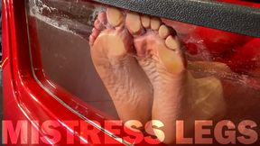Mistress's wet wrinkled soles are pressed against the glass in the bathtub (4K MP4)