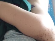 Caliente en la mañana mira como cojo la cama y escucha mis gemidos