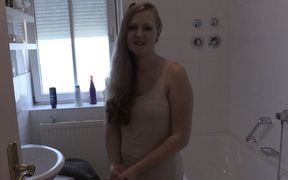 Julia Pissing