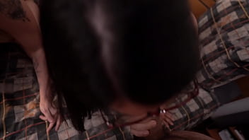 Caiu na Net! Duas vagabundas dividindo a rola enorme do Macho Tatuado