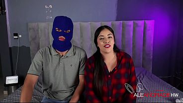 MI AMIGO TIENE UNA VERGA ENORME QUE NO ME CABE EN LA BOCA, MI ESPOSO LA TIEN MUY PEQUE&Ntilde_A.