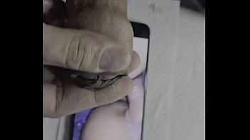 Leche sobre smartphone (sesi&oacute_n breve viendo porno)