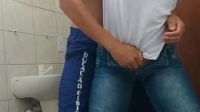 fiquei com tesao no meio da aula, peguei um aluno da educacao fisica e mandei me comer