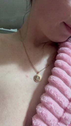 Boobs instead of tips for the courier