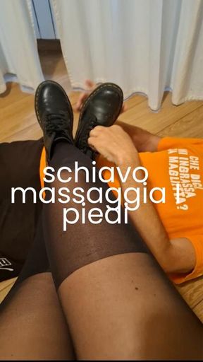 Zerbino massaggia i piedi velati