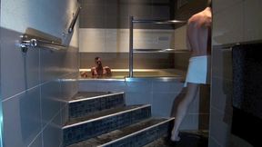 beau mec muscle baise dasn les douches par deux mecs