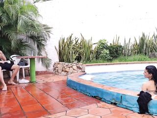 MADRASTRA INVITES HER TO THE POOL TO SCREW