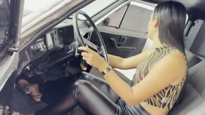 Dalilah prepares the Fiat 147, warming it up to go to the shopping center