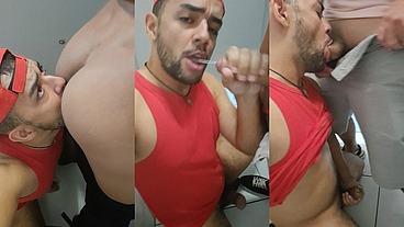 Gay fazendo oral no banheiro do Supermercado