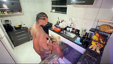 Estava lavando lou&ccedil_a meu marido me viu n&atilde_o aguentou e me comeu ali mesmo na cozinha e ainda gozou dentro