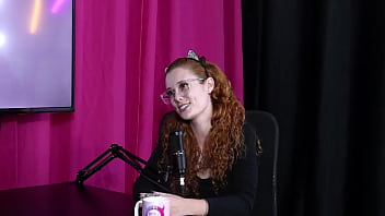 Ela gosta de fazer m&eacute_nage com mulher e homem, teve um cliente que queria um v&iacute_deo dela espirrando, os fetiches que teve e sobre cobrar clientes... - Dracaryssg (SHEER/RED)