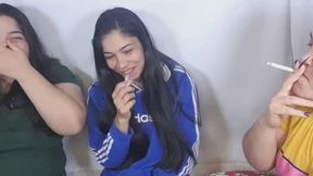 Fumado entre amigas la gorda la gordita y la flaquita con quién te quedas ?