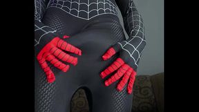 Miles Morales Homem Aranha Cosplay batendo uma punheta e gozando bastante bem gostoso - GOZO FARTO