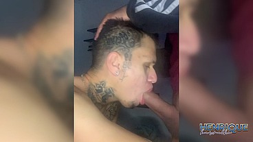 O MOTOBOY NÃO LEVOU O TROCO DA PIZZA PRA NÃO FICAR NO PREJUÍZO ELE ME DEU A ROLA GROSSA DELE E ME FEZ AFOGAR