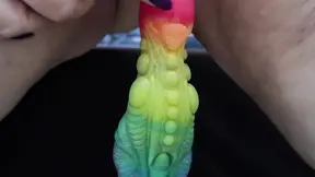 Duitse MILF rijdt op een grote dildo in levendige kleuren