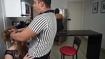 fode como uma louca com o homem da meia irmã bem atrás dela