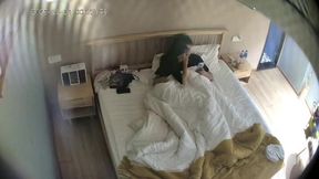 2025-11-27酒店偷拍  甜美女友主动换上白色开档丝袜上位服侍男友