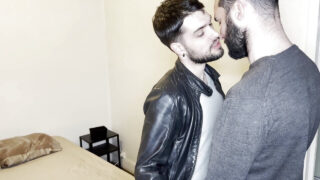 Amatör kıllı yakışıklılar yoğun oral seks yapıyor ve ateşli, korunmasız boşalmalarla dolduruluyorlar.