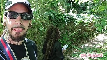 LARA CROFT AFRICANA FAZ SEXO SELVAGEM NO MEIO DA SAVANA E DERRAMA O LEITE TODO NOS SEUS GRANDES PEITOS ARREPIADOS DE TESÃO
