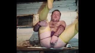 Hentai homo japanilaiset lutkat pomppivat paksujen mustien kullien päällä, tarjoten kuumia jalkapanoja ja isojen tissejen leikkiä