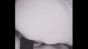 Venezolana Puta meti&eacute_ndose un pepino enorme en la vagina.