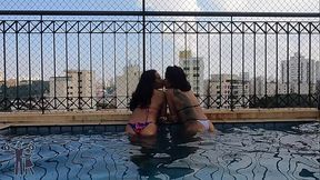 Minha amiga largou o boy lixo e para se vingar fodemos em p&uacute_blico na piscina do pr&eacute_dio