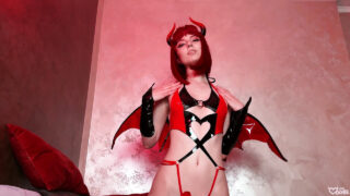 Amatööripariskunnan cosplay-leikki: pienrintaisen lutkan suihinotto, runkkaus, intensiivinen koiran anaali ja sotkuinen siemensyöksy