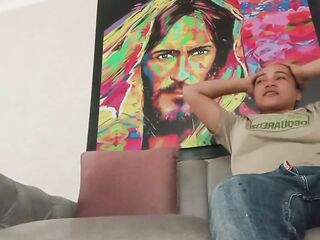 recibo la visita en mi sala y comenzamos a besarnos y tocarnos