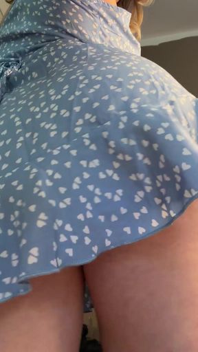 Amateur onlyfan shows off her ass