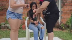 Dos gordas tienen el control sobre la esqueletica hermana