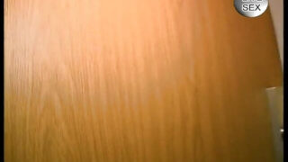 Die Schlampe lässt sich ihren Arsch hart durchnehmen.