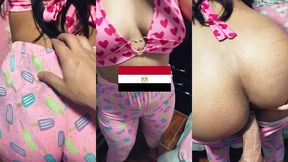 فضيحة محصل الكهرباء زبه كان واقف و انا بحاسبه و لابسه بيجامة قطن ضيقة على طيازى دخل ورايا الاوضة و حاسبته