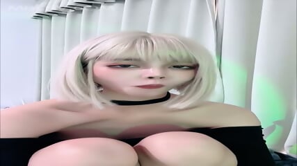 A cool-tempered beauty with short hair, her eyebrows are full of heroic spirit, she shows off slightly, and her beautiful breasts are perky and perky