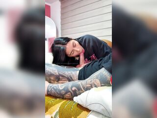 Modelo Colombiana se graba mamando y cabalgando la verga de su mejor amigo