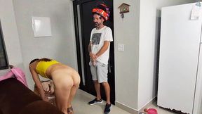 safada sozinha em casa recebe motoboy so de toalha de banho!