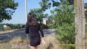 Pee accident trough my short shorts outdoor